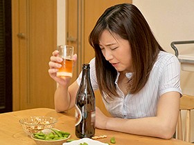 鈴木真夕 生真面目教育ママの意外な本性 酒乱でド淫乱化する発情オンナ　サンプル画像02